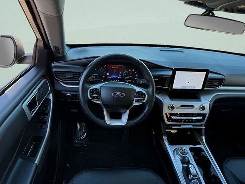 Certified 2022 Ford Explorer XLT w/ Equipment Group 202A AWD/4WD image 6