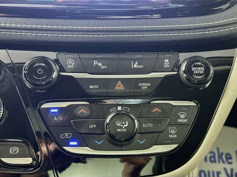 Used 2023 Chrysler Pacifica Limited FWD image 16