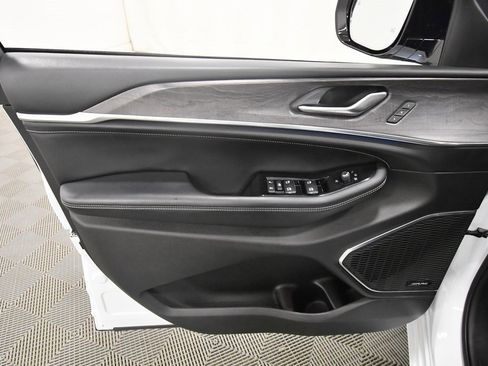 Used 2023 Jeep Grand Cherokee L Overland image 13