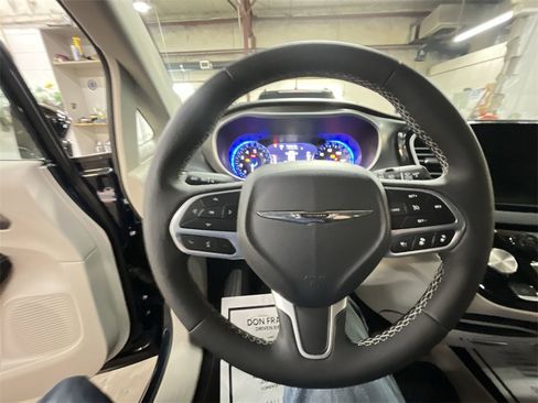 Used 2024 Chrysler Pacifica Touring-L image 14