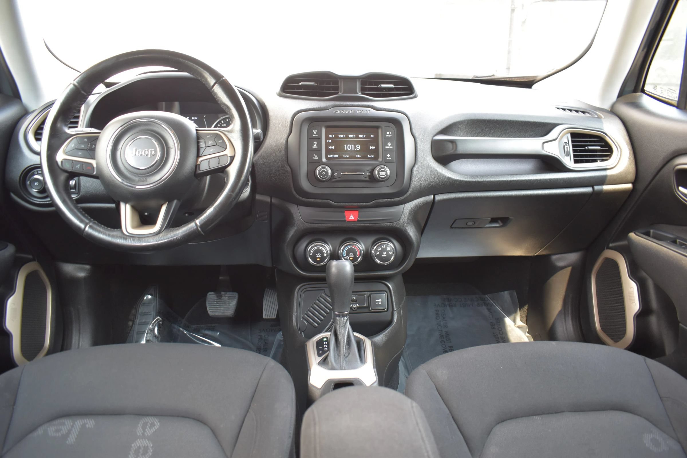 Used 2017 Jeep Renegade Latitude FWD image 19