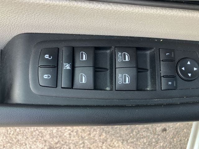 Used 2023 Chrysler Pacifica Touring-L FWD image 14