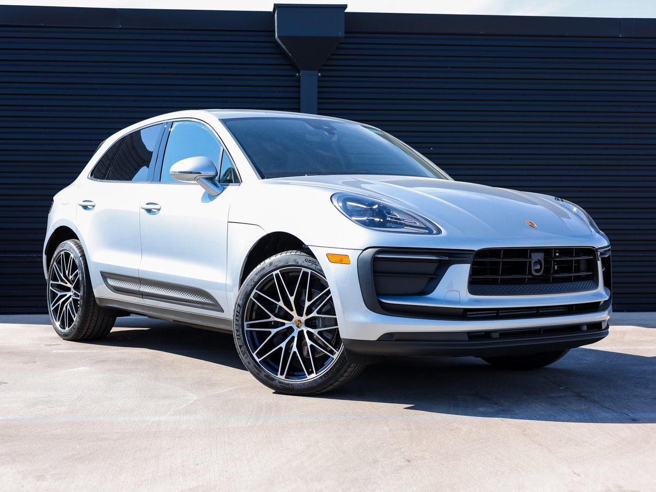 Certified 2026 Porsche Macan AWD/4WD image 9