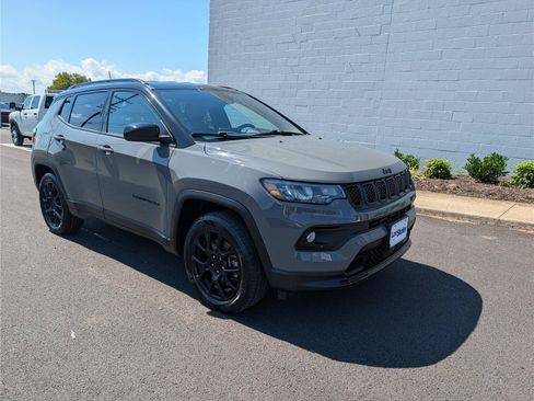 Used 2023 Jeep Compass Latitude w/ Convenience Group AWD/4WD image 7