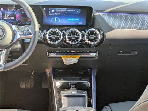 Used 2025 Mercedes-Benz GLA 250 image 13