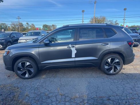 New 2025 Volkswagen Taos SE image 15
