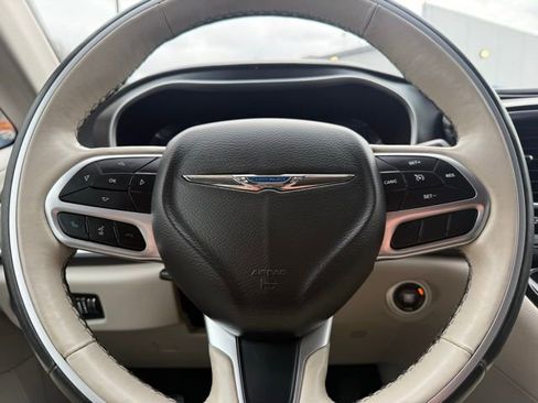 Used 2020 Chrysler Pacifica Limited image 17