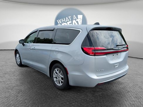 Used 2023 Chrysler Pacifica Touring-L w/ Uconnect Theater Family Group FWD image 6