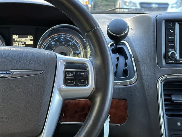 Used 2014 Chrysler Town & Country Touring-L FWD image 9