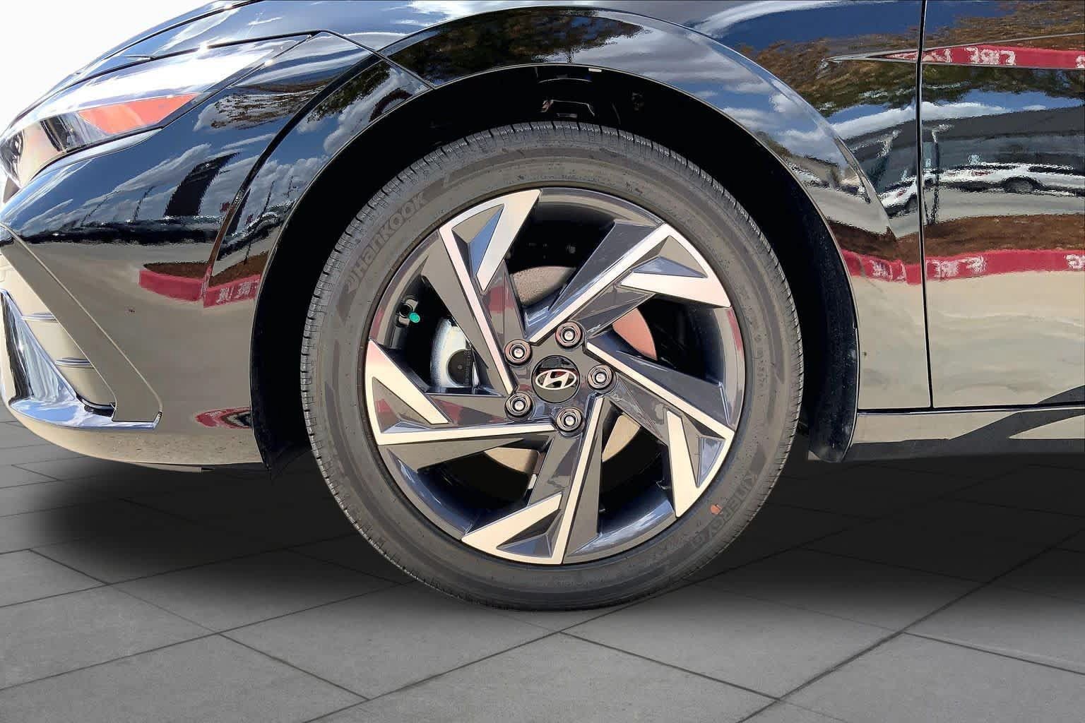 New 2026 Hyundai Elantra Limited FWD image 11
