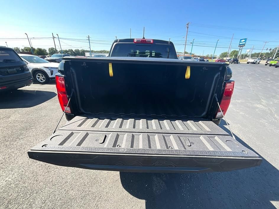 Used 2025 Chevrolet Colorado ZR2 w/ Technology Package AWD/4WD image 8