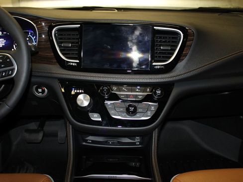 Used 2023 Chrysler Pacifica Pinnacle image 13