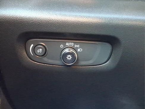 Used 2022 Chevrolet Traverse LS image 18