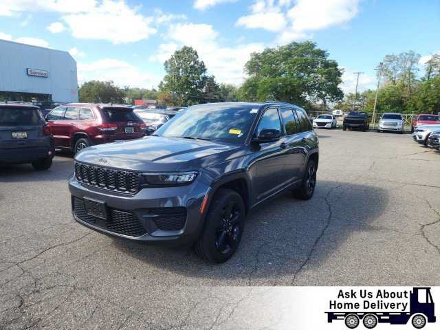 Used 2023 Jeep Grand Cherokee Altitude AWD/4WD image 1