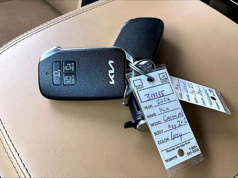 Used 2024 Kia Carnival EX FWD image 15