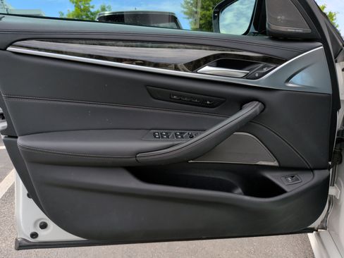 Used 2022 BMW M550i xDrive w/ Dynamic Handling Package image 28