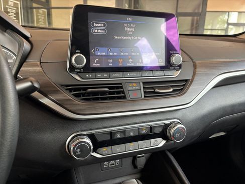 Used 2025 Nissan Altima 2.5 SV FWD image 17