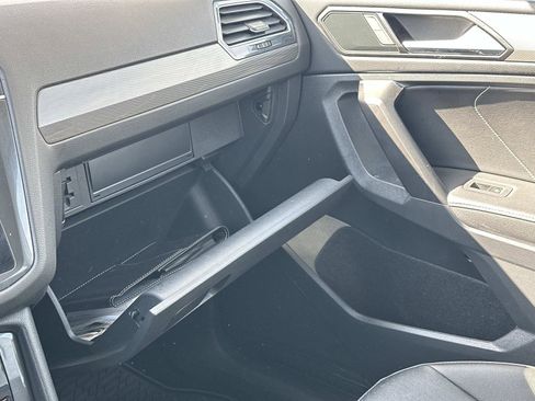 Used 2022 Volkswagen Tiguan SE image 32