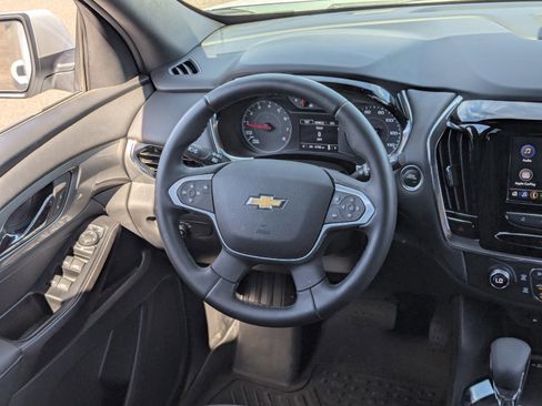 Used 2023 Chevrolet Traverse LT image 16