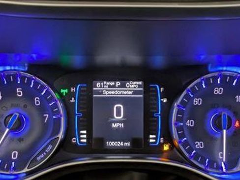 Used 2017 Chrysler Pacifica Touring-L w/ Tire & Wheel Group FWD image 11