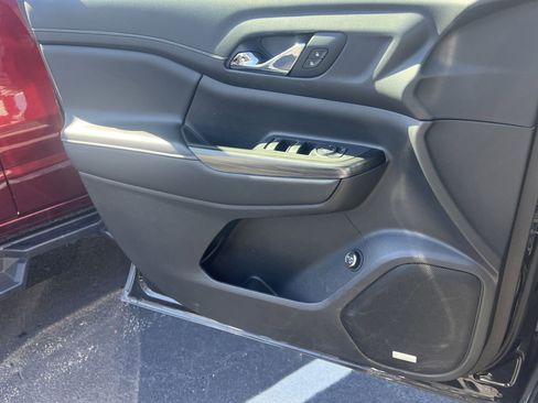 Used 2020 GMC Acadia SLT w/ Driver Alert Package II image 12