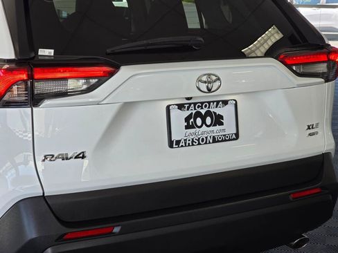 Used 2025 Toyota RAV4 XLE AWD/4WD image 12