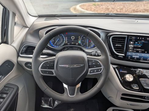 Used 2024 Chrysler Pacifica Touring-L image 20