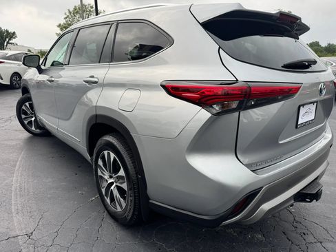 Used 2021 Toyota Highlander XLE AWD/4WD image 2