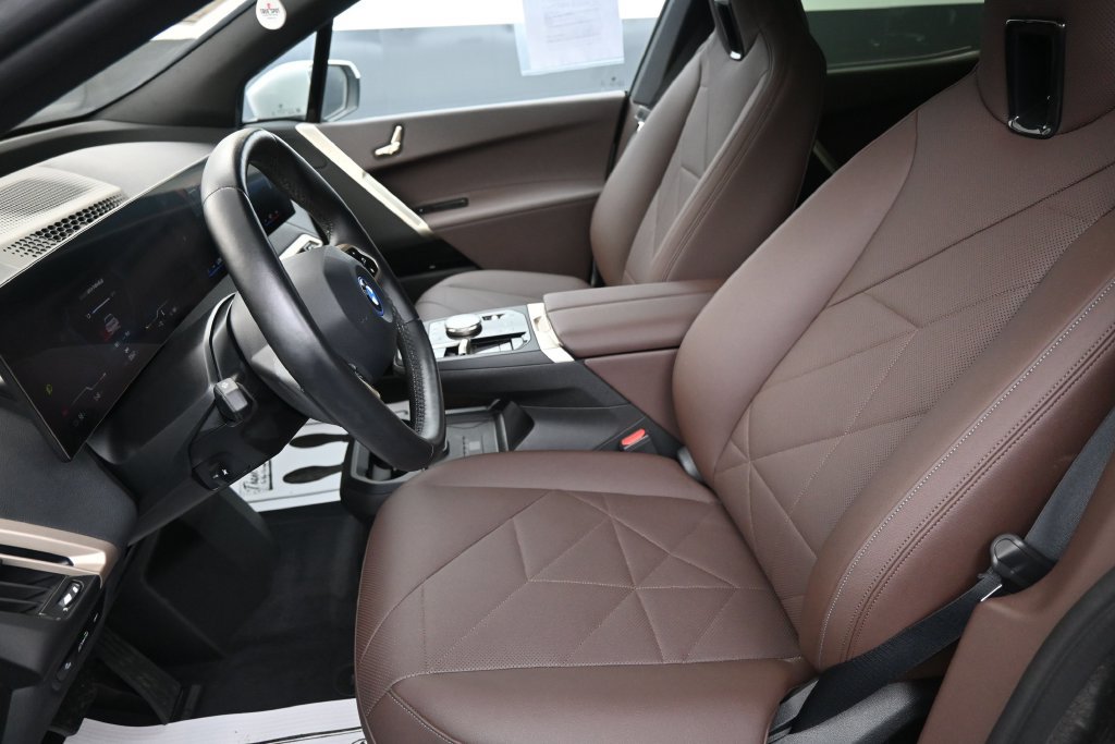 Used 2023 BMW iX xDrive50 w/ Sport Package AWD/4WD image 23