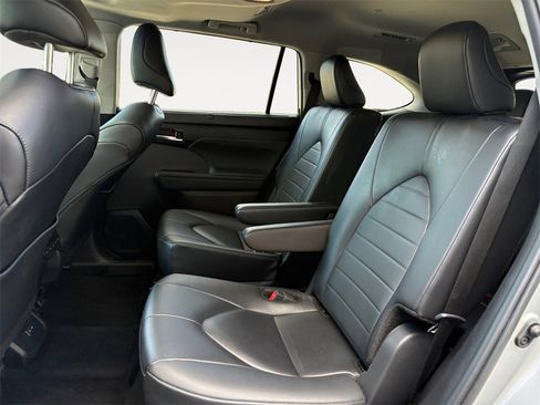 Used 2024 Toyota Highlander XLE image 13