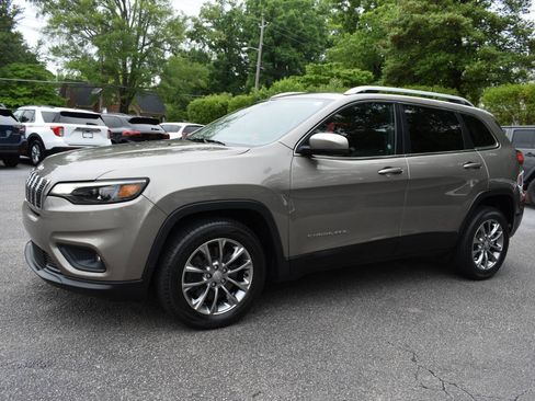 Used 2019 Jeep Cherokee Latitude Plus w/ Comfort/Convenience Group FWD image 2