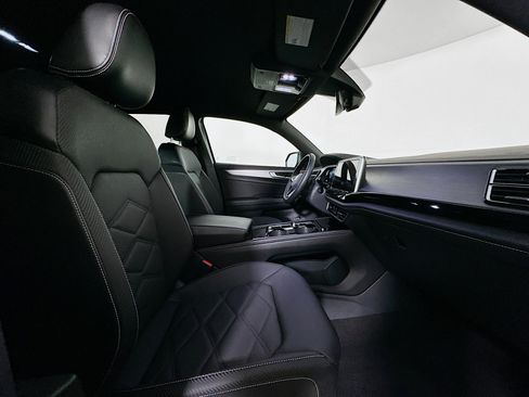 Used 2024 Volkswagen Atlas Cross Sport SE image 31