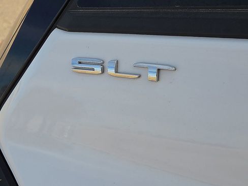 Used 2024 GMC Terrain SLT image 16