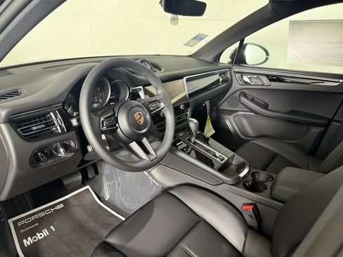 New 2025 Porsche Macan image 4
