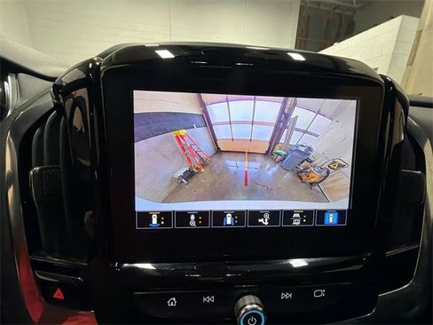 Used 2023 Chevrolet Traverse RS image 17