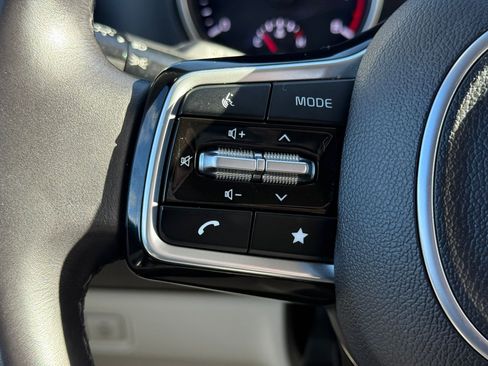 Used 2024 Kia Carnival LX image 23