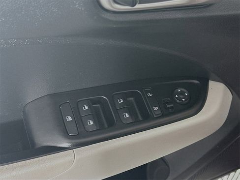 Used 2024 Hyundai Venue SEL image 23