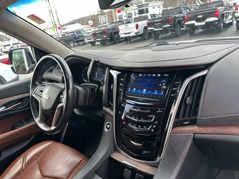 Used 2019 Cadillac Escalade Luxury image 27