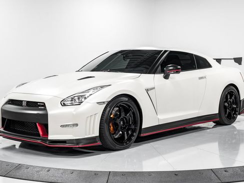 Used 2016 Nissan GT-R NISMO AWD/4WD image 8