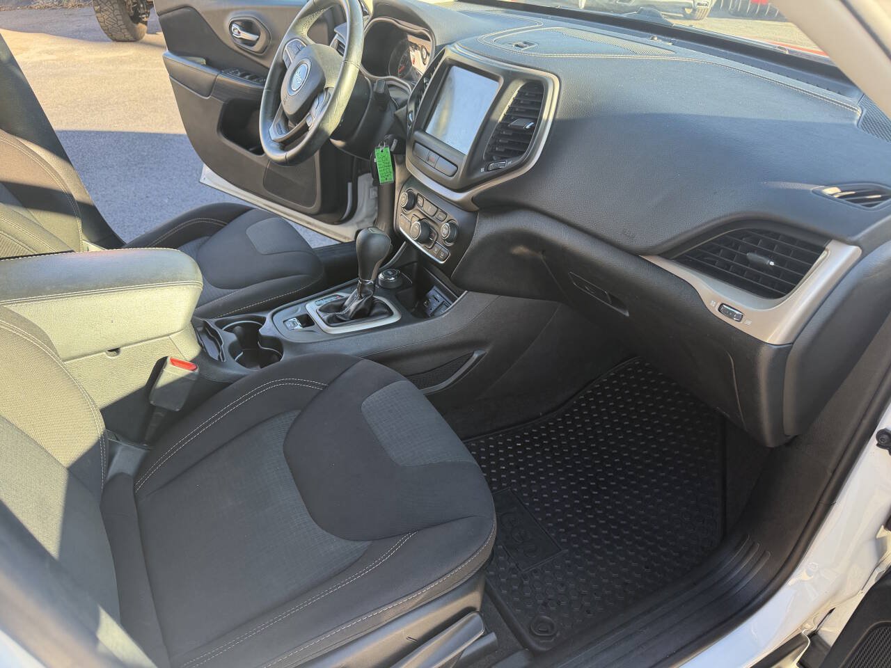 Used 2017 Jeep Cherokee Latitude w/ Cold Weather Group AWD/4WD image 16