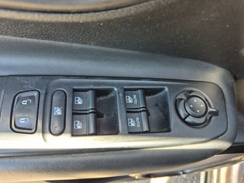Used 2017 Jeep Renegade Altitude FWD image 15