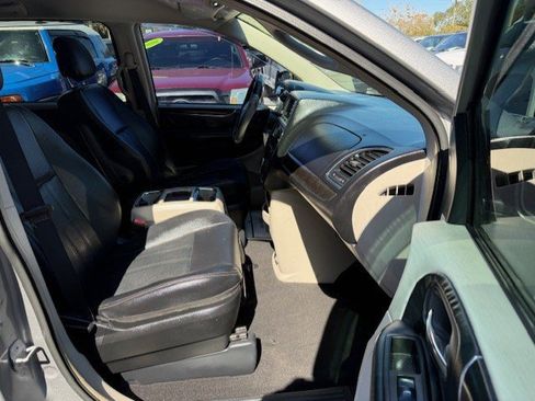 Used 2014 Chrysler Town & Country Touring image 14