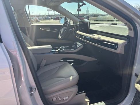 Certified 2022 Lincoln Nautilus FWD w/ Premium Package image 9