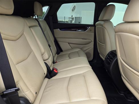 Used 2017 Cadillac XT5 Premium Luxury FWD image 30