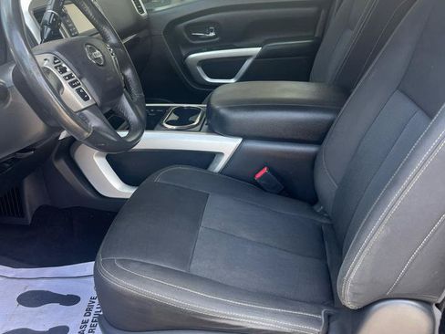 Used 2018 Nissan Titan SV w/ SV Convenience Package RWD image 9