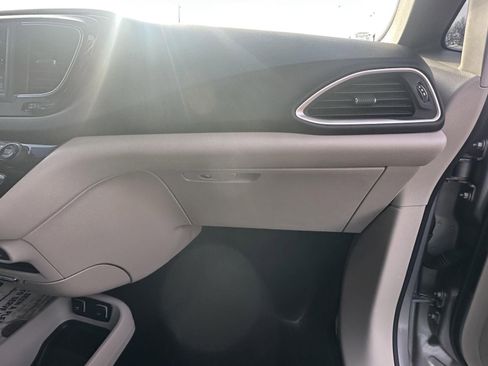 Used 2020 Chrysler Pacifica Touring-L image 41