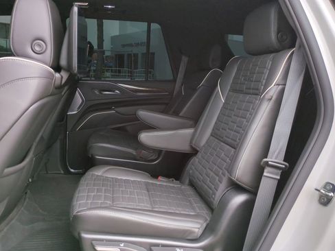 Certified 2024 Cadillac Escalade Premium Luxury Platinum AWD/4WD image 17