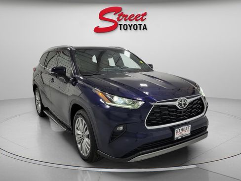 Certified 2024 Toyota Highlander Platinum FWD image 5