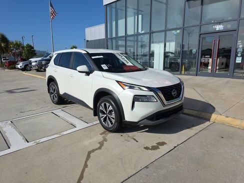 Used 2023 Nissan Rogue SV image 2