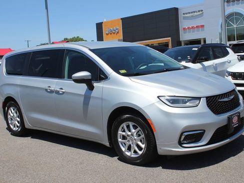 Used 2023 Chrysler Pacifica Touring-L FWD image 1